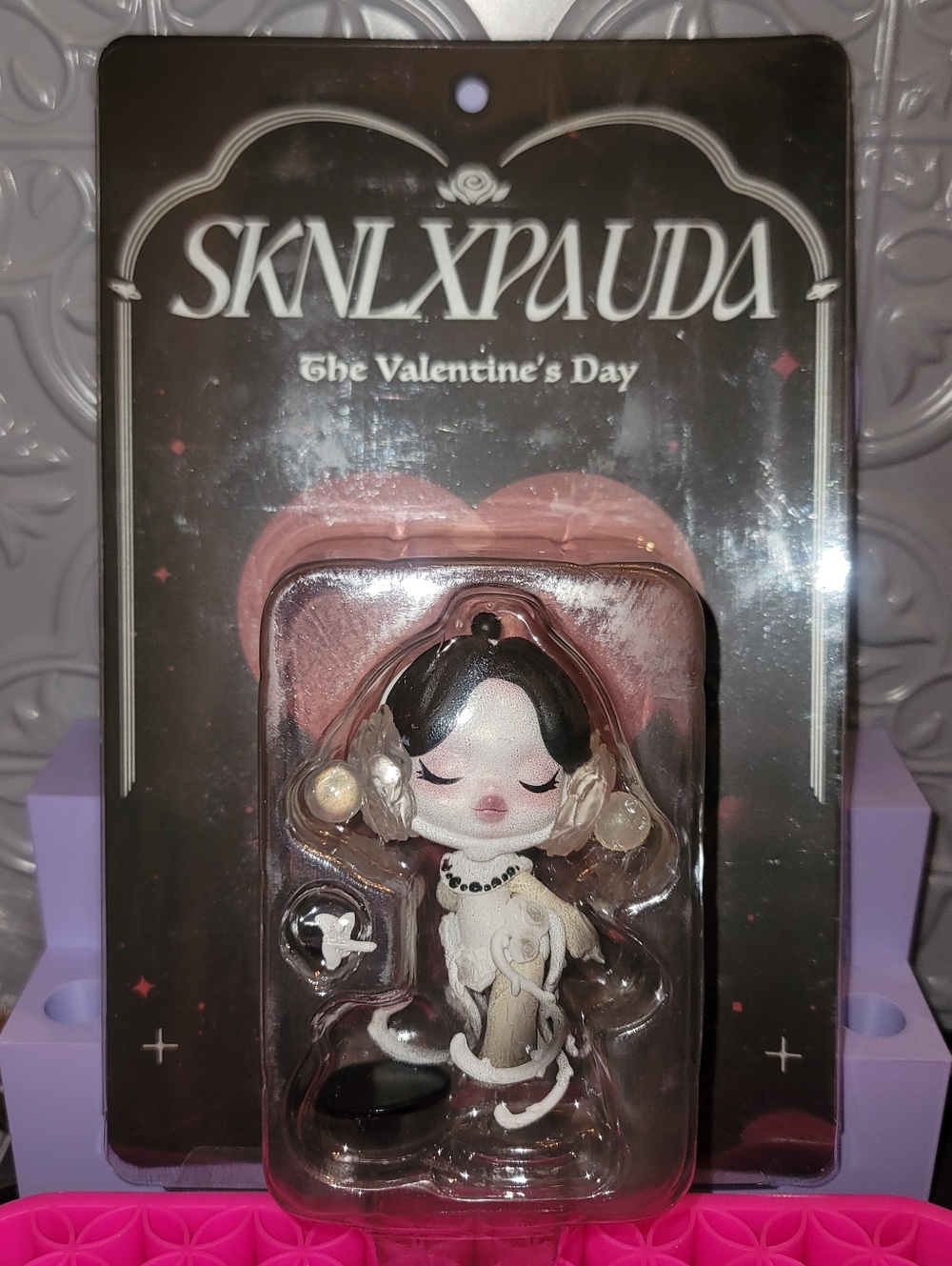 NWT-SKNLXPAUDA The Valentine's Day Figurine - Black, White, Pink - Picture 2 of 6